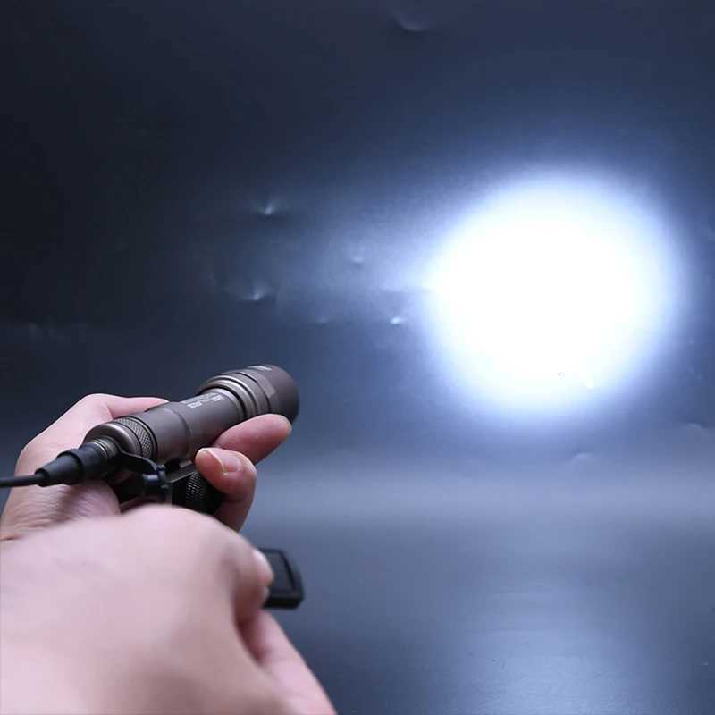 Tactical Sureifr M600 M600U Flashlight 600 lumens White Light Hot Mobutton SF Plug Fits 20MM Rail Hunting AR15 Airsoft Weapon Lamp R250728