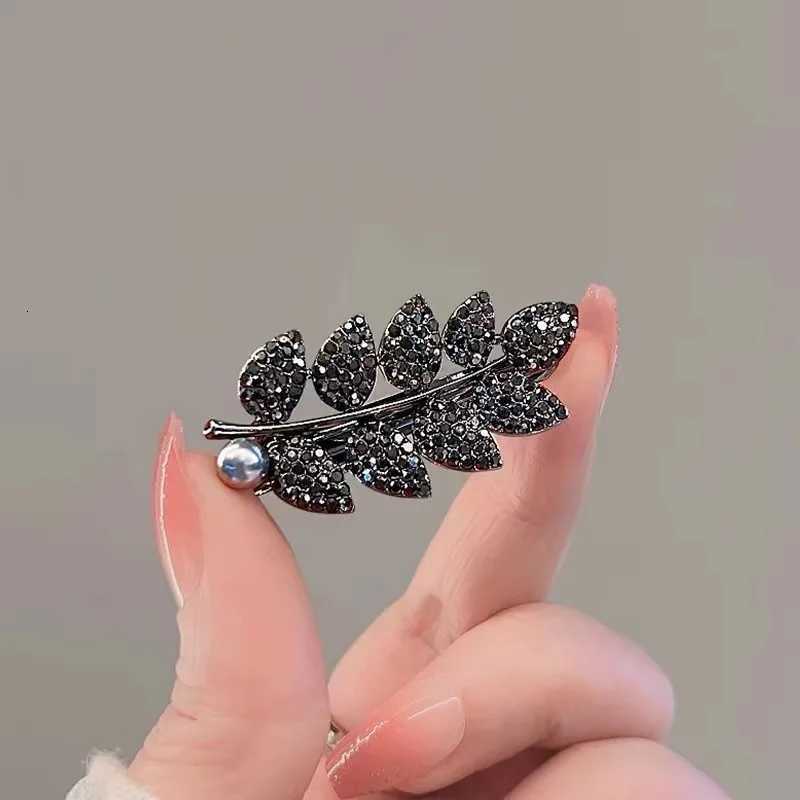 Pearl Rhinestone Wheat Hair Clip Exquisite Temperament Side Bangs Hairpins Simple Fashionable Womens Hair Clips Summer Z250729