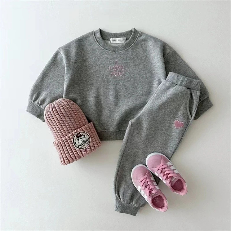 TZ2489 Korean Style Spring Autumn Childrens Clothing Set with Letter Heart Comfortable Sweatshirt And Sweatpants 250729