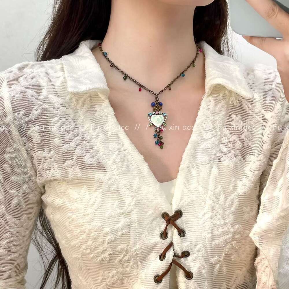 Vintage Crystal Bronze Carved Heart Necklace Fashion Versatile Design High-end Collarbone Chain Light Choker a1d