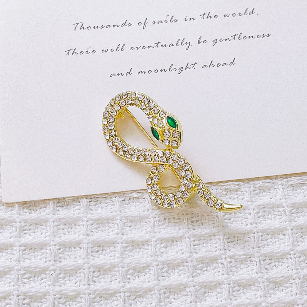 Silver Tone Textured Snake Brooch With Green Gemstone Eye Elegant Party Jewelry And Gift For Her High Quality And Stylish Jewelry