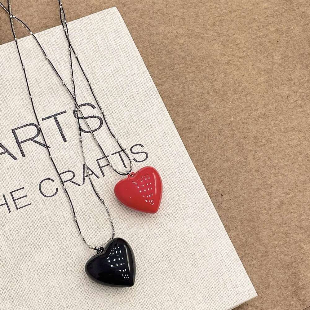 Long Heart Pendant Necklace 2024 New Simple Elegant Sweater Chain Niche Design High-end Accessories for Women d01