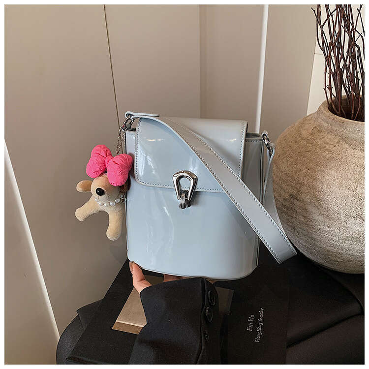 2025 Spring New High-end Bucket with Design Sense, Lock Buckle, Fashionable, Simple, Versatile, Single Shoulder Crossbody Bag