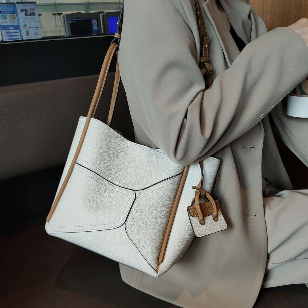 Single Shoulder Underarm Genuine Leather Large Capacity Tote Bag New Top Layer Cowhide Handbag Commuting Versatile Simple designer bag B5