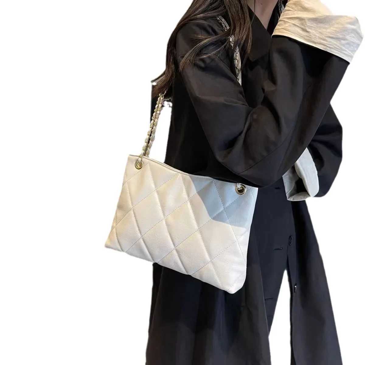 2024 New Wens Bag NicheDesign French Chain Shoulder Crossbody Bag Student Versatile Outing High Aesthetic Value Y250730