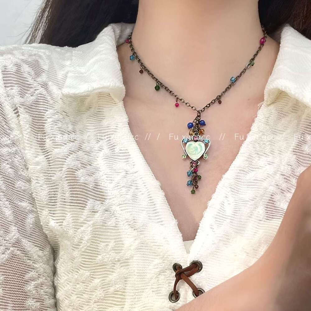 Vintage Crystal Bronze Carved Heart Necklace Fashion Versatile Design High-end Collarbone Chain Light Choker a1d