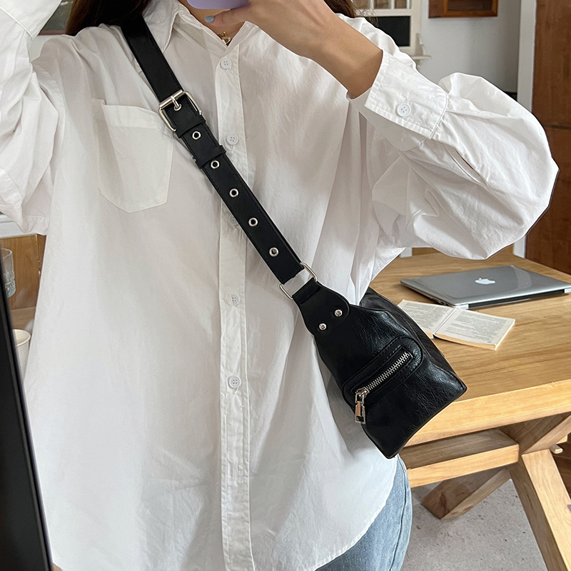 Designer Bag 2025 New Punk Style Motorcycle Bag Underarm Bag Women Fashion Niche Design Bag Hot Girl Single Shoulder Crossbody Luxury Bag Bag Trendy T