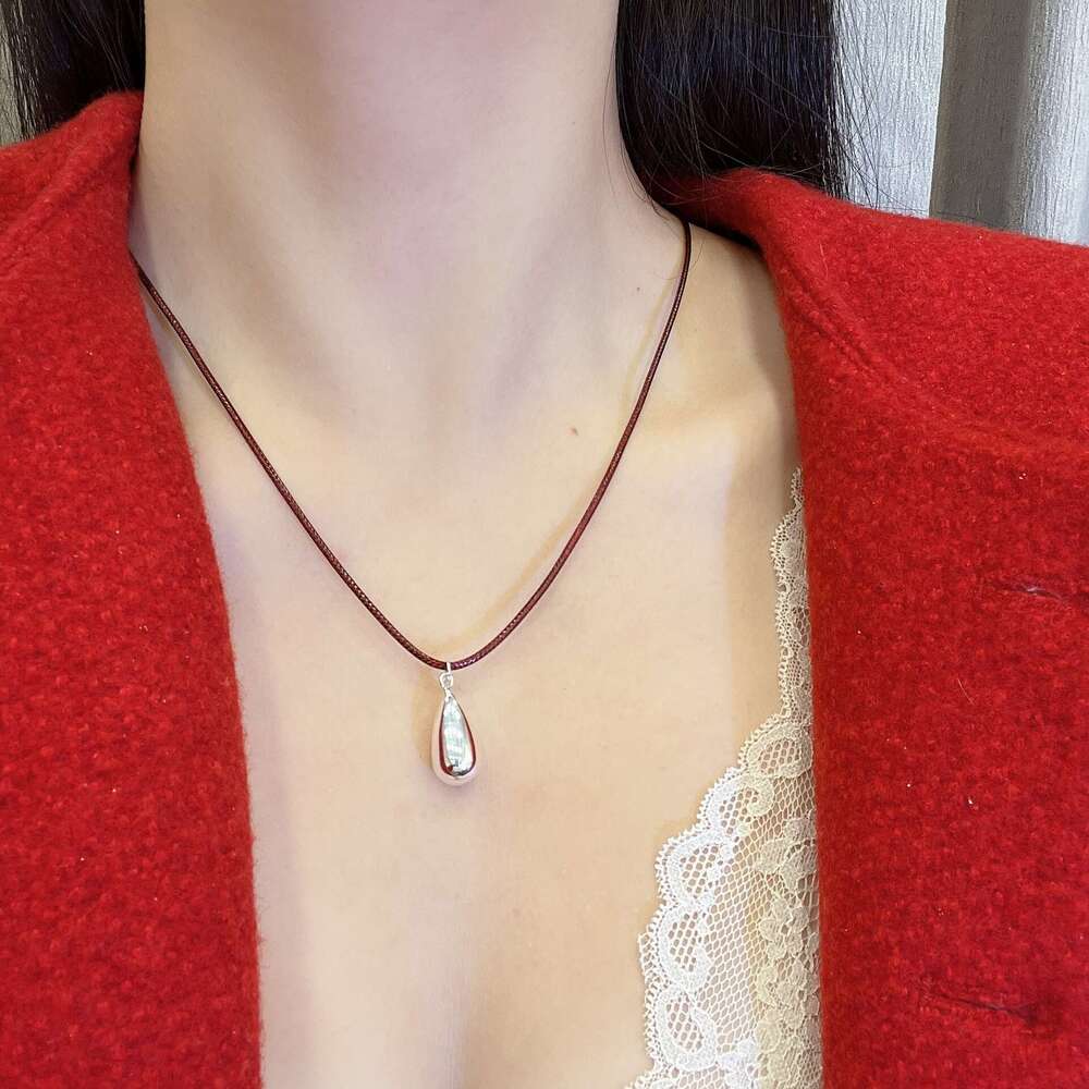 Light High-End Cherry Bow Pendant Red Rope Necklace for Women Simple Versatile Elegant Fashion Choker Sweater Chain de2