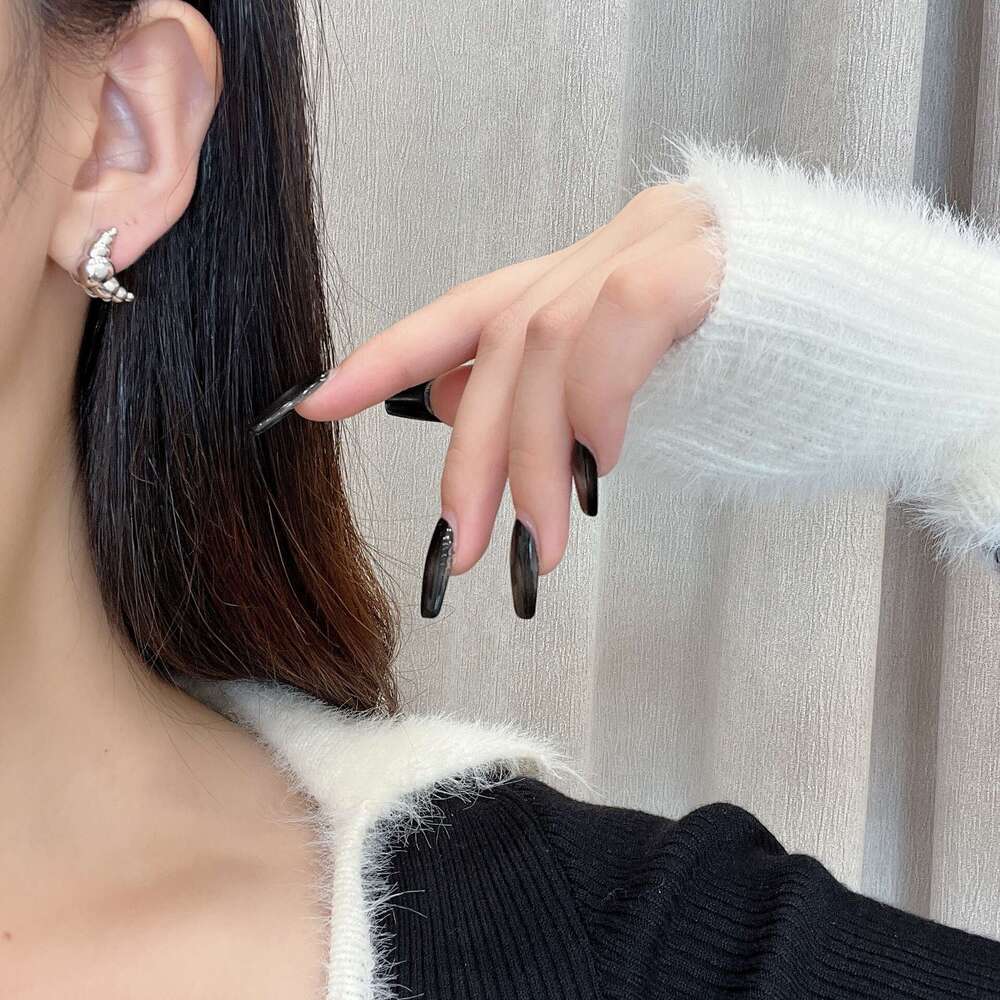 Korean Niche Design Sense Horn Bag Metal Stud Simple Light Versatile Elegant 2024 New Earrings 22b