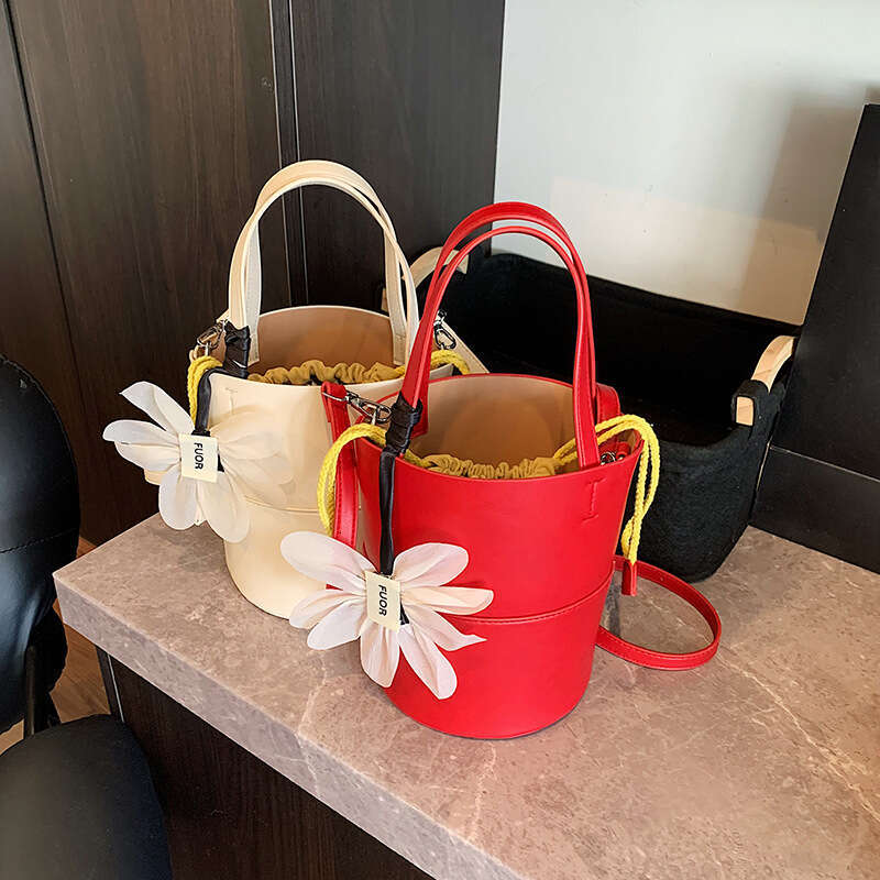 New Personalized Handheld Bucket with Unique Design, Niche Ins Style Shoulder Bag, Elegant Versatile Trendy Crossbody Bag