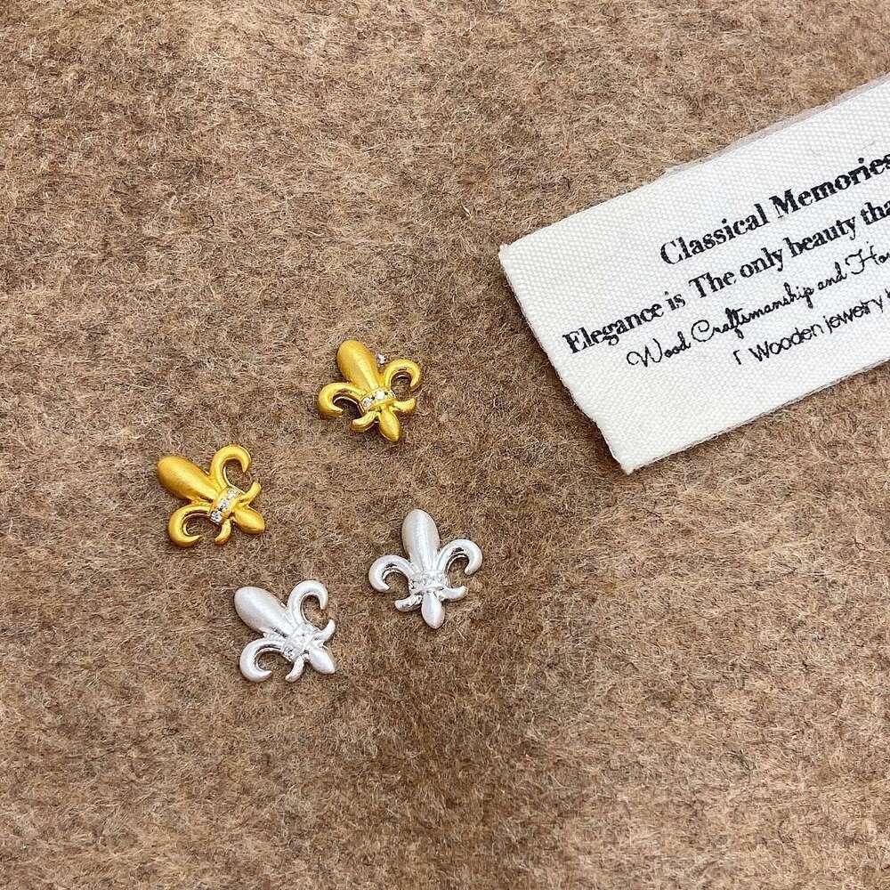 Ouyang Nana Style Iris Flower for Women 2024 New Exquisite Small Electroplated Gold Brushed Earrings e9d