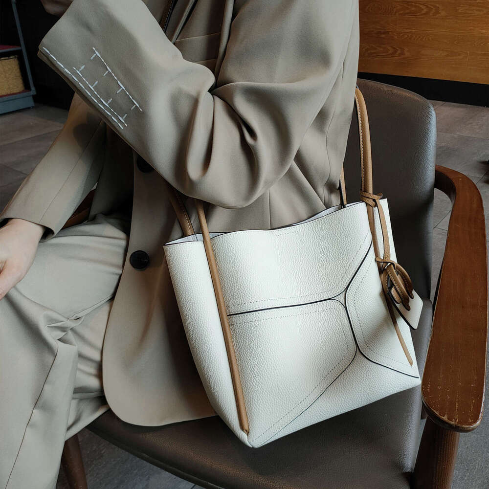 Single Shoulder Underarm Genuine Leather Large Capacity Tote Bag New Top Layer Cowhide Handbag Commuting Versatile Simple designer bag B5