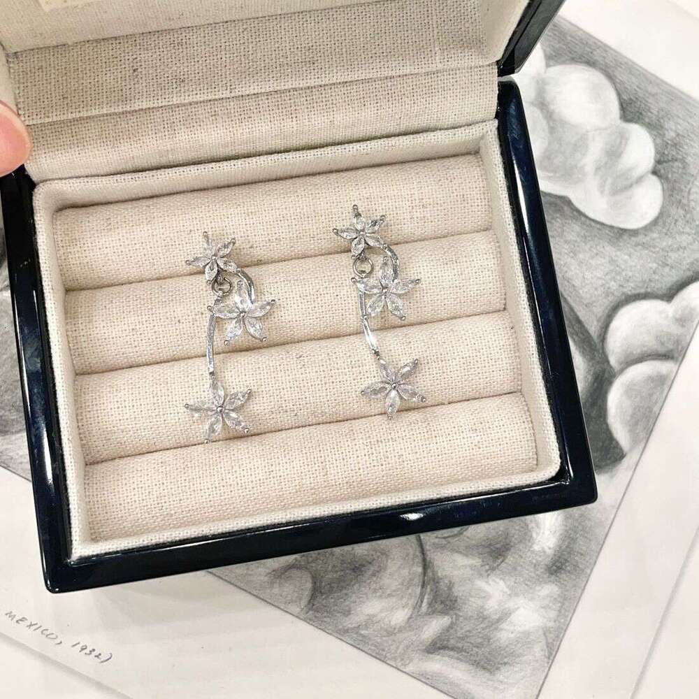 New Blossom for Women Fashionable High-end Minimalist Style Super Sparkling Zircon Flower Niche Design Earrings 0ef