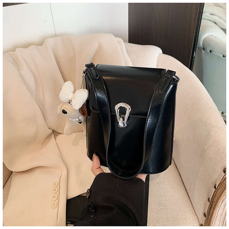 2025 Spring New High-end Bucket with Design Sense, Lock Buckle, Fashionable, Simple, Versatile, Single Shoulder Crossbody Bag