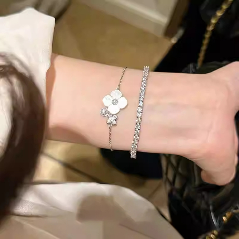 Zircon Mother-of-Pearl Flower Pendant Bracelet Fashionable Unique Niche Jewelry Light High-End Accessories for Women