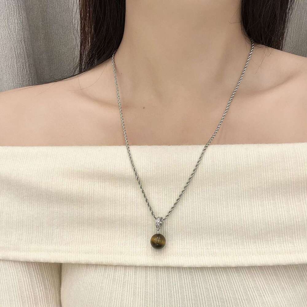 Universal Buckle Melard Tiger Eye Stone Pendant for Women, Autumn and Winter New Versatile Elegant Simple Niche Necklace 30e