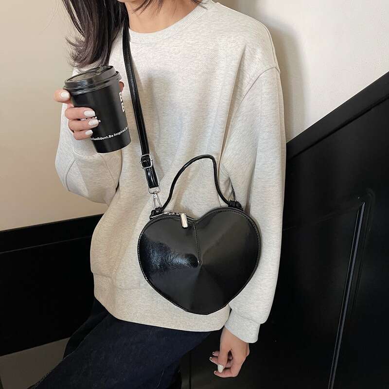 Women's New Niche Design Crossbody Heart-shaped Shoulder Trendy Underarm Bag