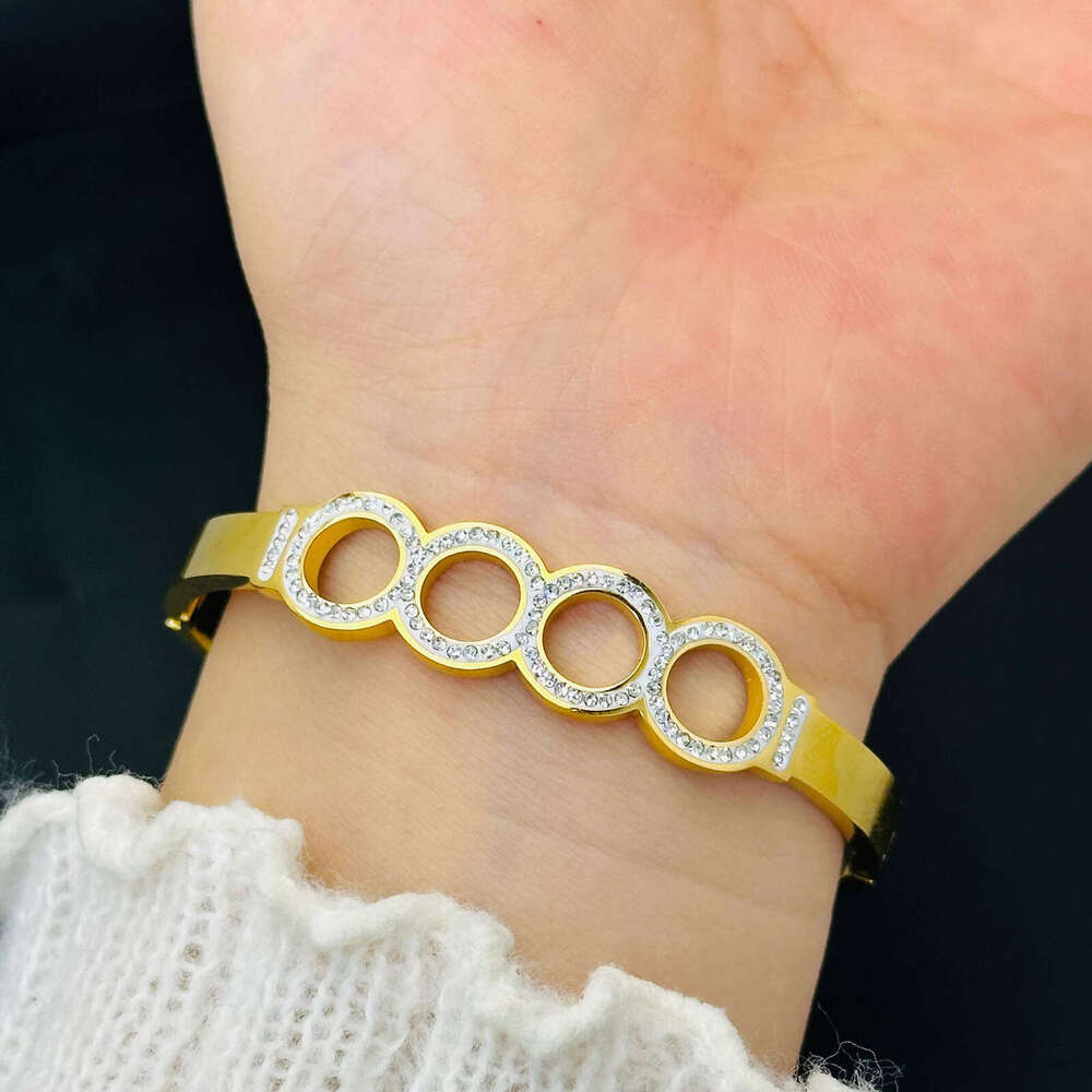 Interlocking Summer Niche Design Light Gold Titanium Bracelet for Women Stainless Steel Jewelry High-end Elegant Simple