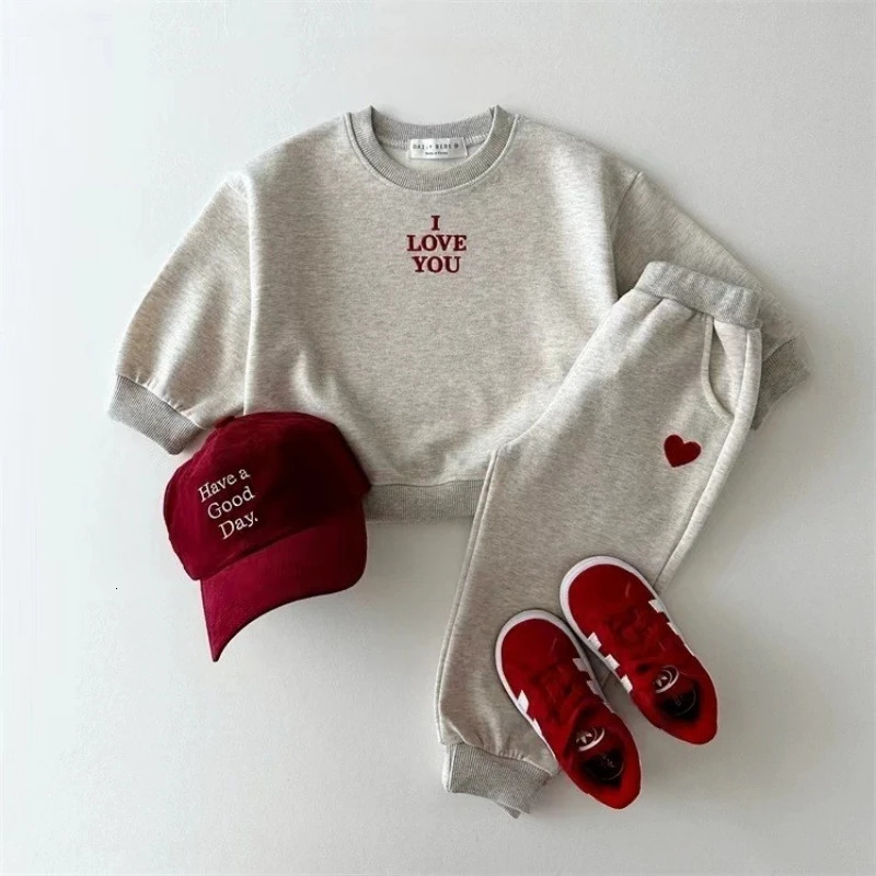 TZ2489 Korean Style Spring Autumn Childrens Clothing Set with Letter Heart Comfortable Sweatshirt And Sweatpants 250729