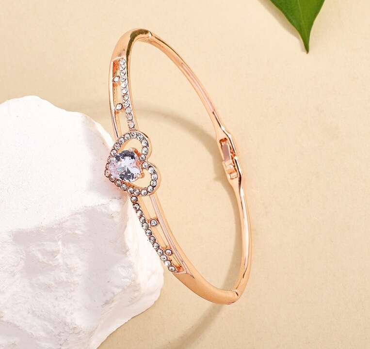 Fashionable and Unique Full Dia Small Heart Inlaid Zircon Zinc Alloy Bracelet Versatile