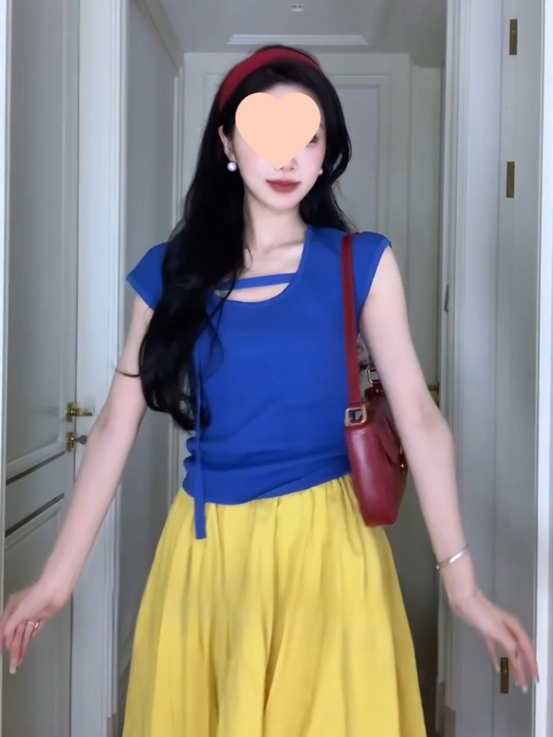 2025 Blue Off Shoulder Design Short Sleeve Knitted Top Summer Thin Ice Silk Tight Sleeve Shirt New Designer T-shirt