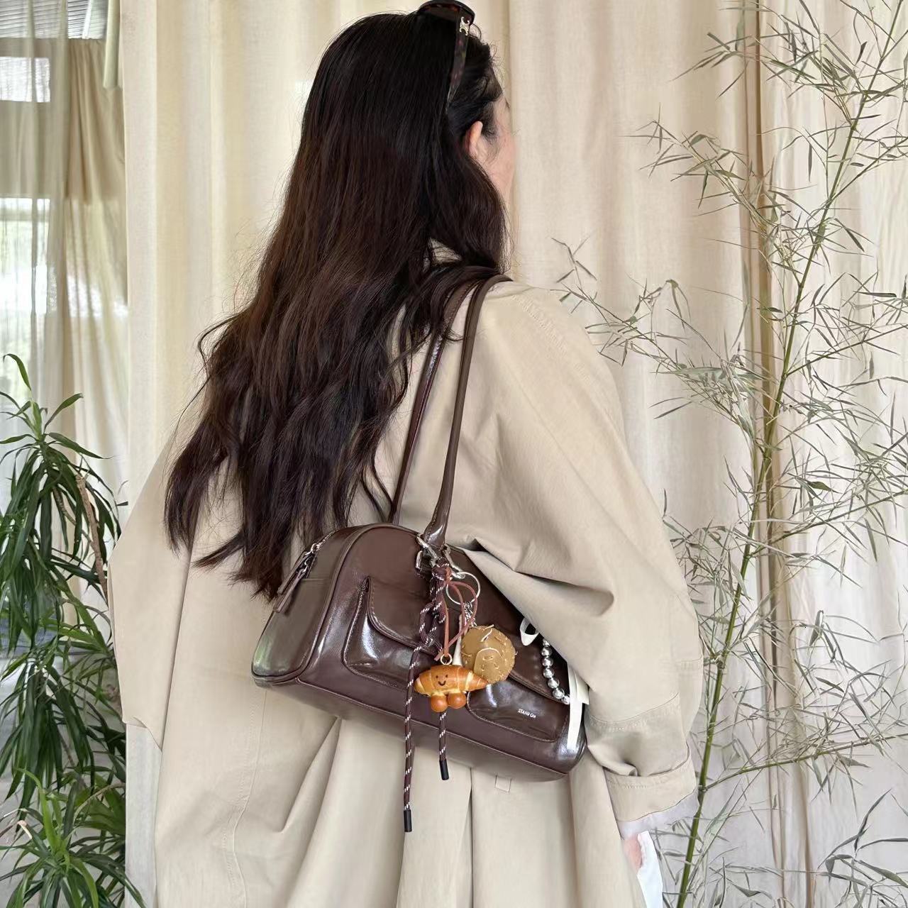 2025 designer's new Korean style large capacity retro bowling handbag shoulder bag