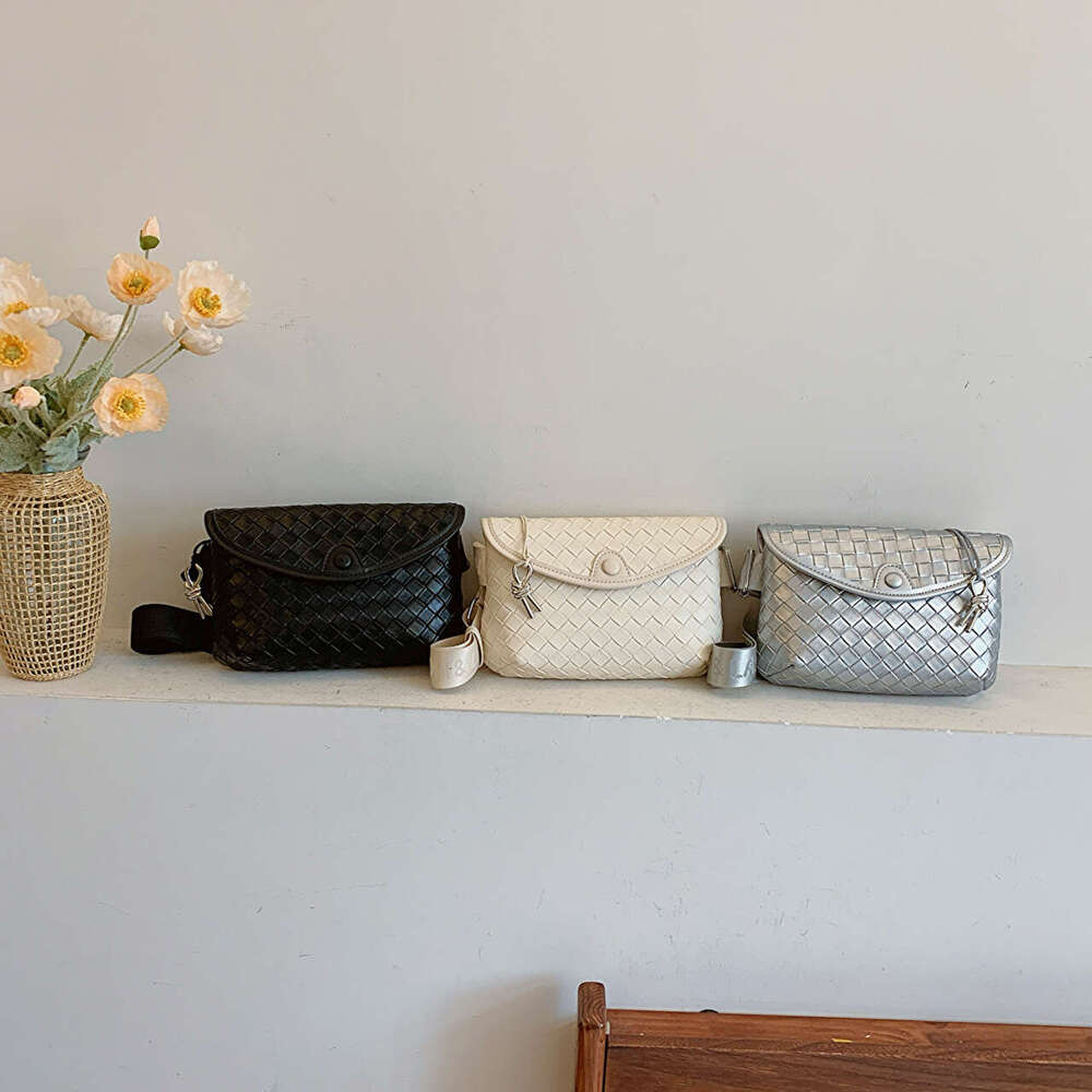 2025 New Women's Woven Crossbody Summer Design Sense Niche Single Shoulder Small Fashion Chest Bag