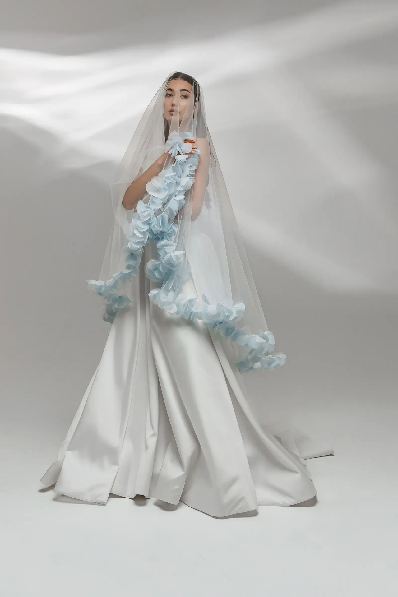 Dreamy Wedding Veils 3D Applique Light Blue Flowers Edge Long Length Bride Veils Customized Wedding Accessories