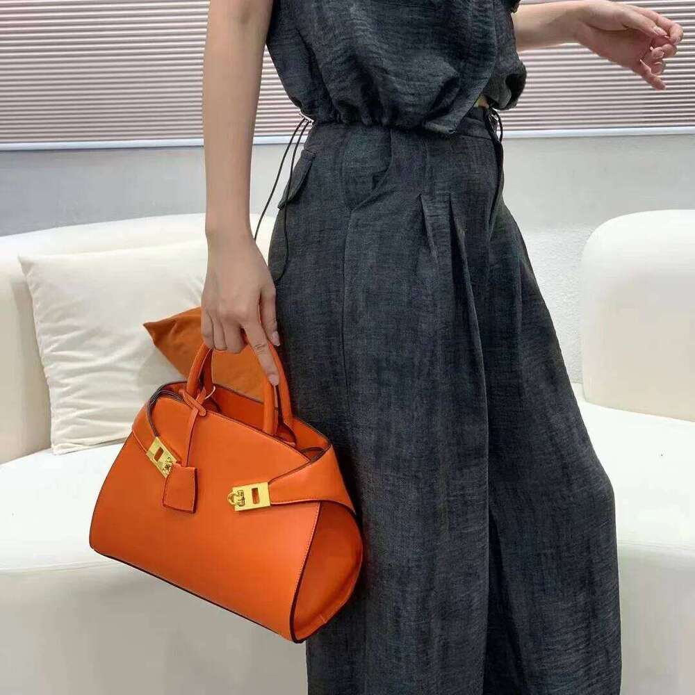 Double lock shell 2025 new niche design PU one-shoulder crossbody custom lettering fashion vintage women's hand tote bag