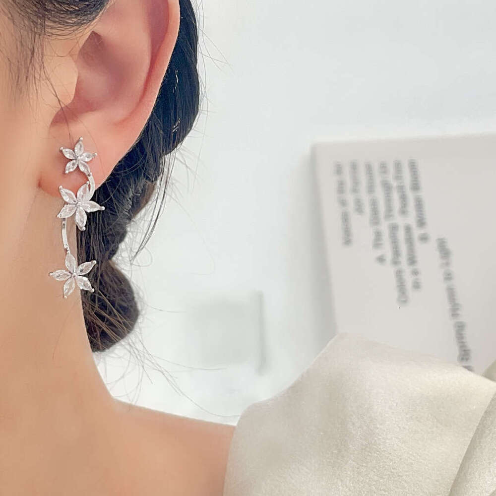 New Blossom for Women Fashionable High-end Minimalist Style Super Sparkling Zircon Flower Niche Design Earrings 0ef