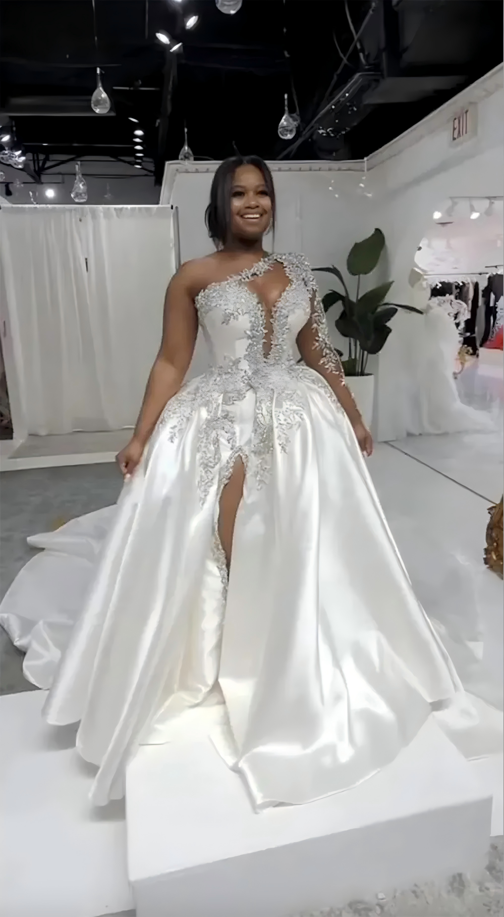 2023 Sexy Bling A Line Wedding Dresses Silver Crystal Beads One Shoulder Satin Illusion Long Sleeves Side Split Overskirts Satin Ball Gown Bridal Dres