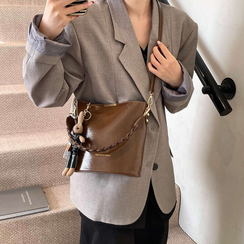 Unique Design Trendy Single Shoulder for Women 2025 New Textured Bucket Handbag Crossbody Bag