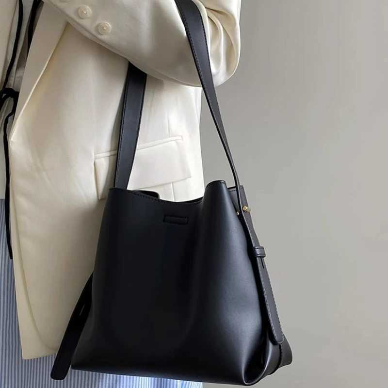 Small Niche Design of Bucket Bag New Wens Bag Daily Commuting Tote Bag Large Capacity Single Shoulder Crossbody Bag Y250730