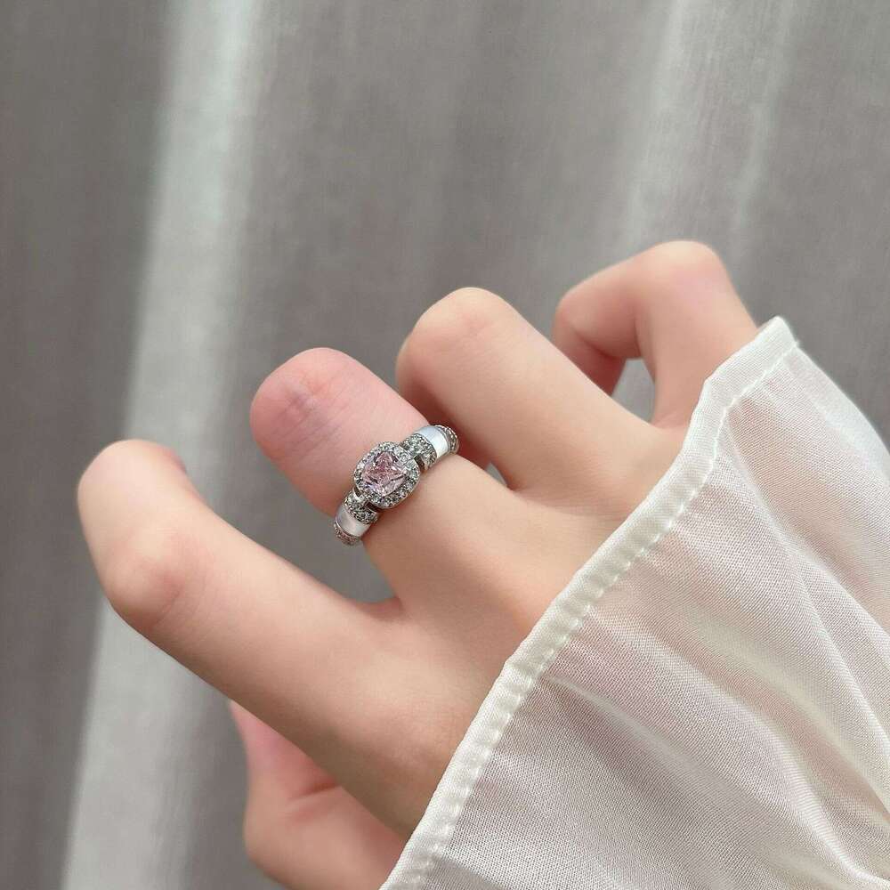2025 New Luxury High-End Diamond-Studded Sugar Cube Ring for Women, Unique Niche Design, Elegant and Versatile 5ef