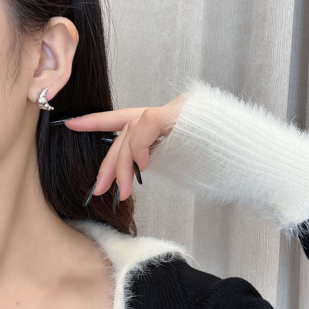 Korean Niche Design Sense Horn Bag Metal Stud Simple Light Versatile Elegant 2024 New Earrings 22b