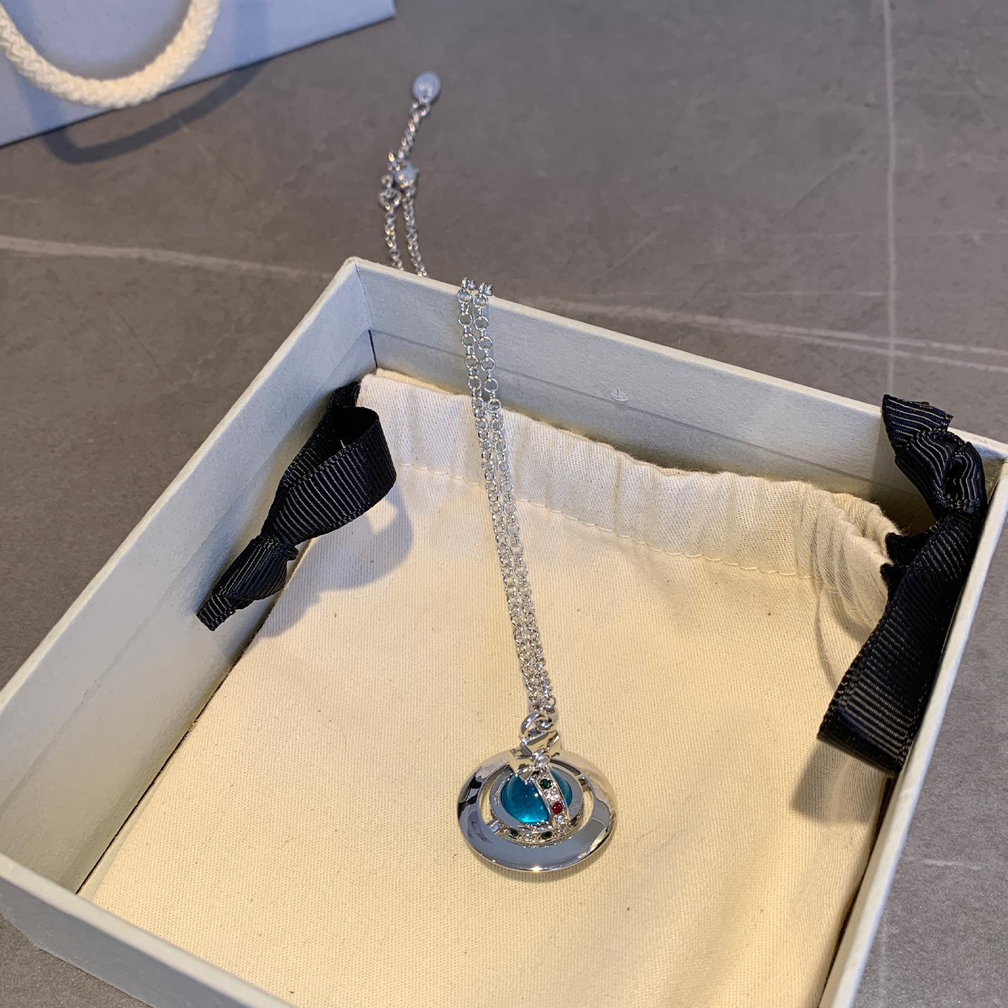 Dowager Mid-size Lake Blue Orb Necklace Three Dimensional Saturn Chain Beach Lady Pendant Inlaid With Designer Necklace Diamonds Planet Astronaut Fash