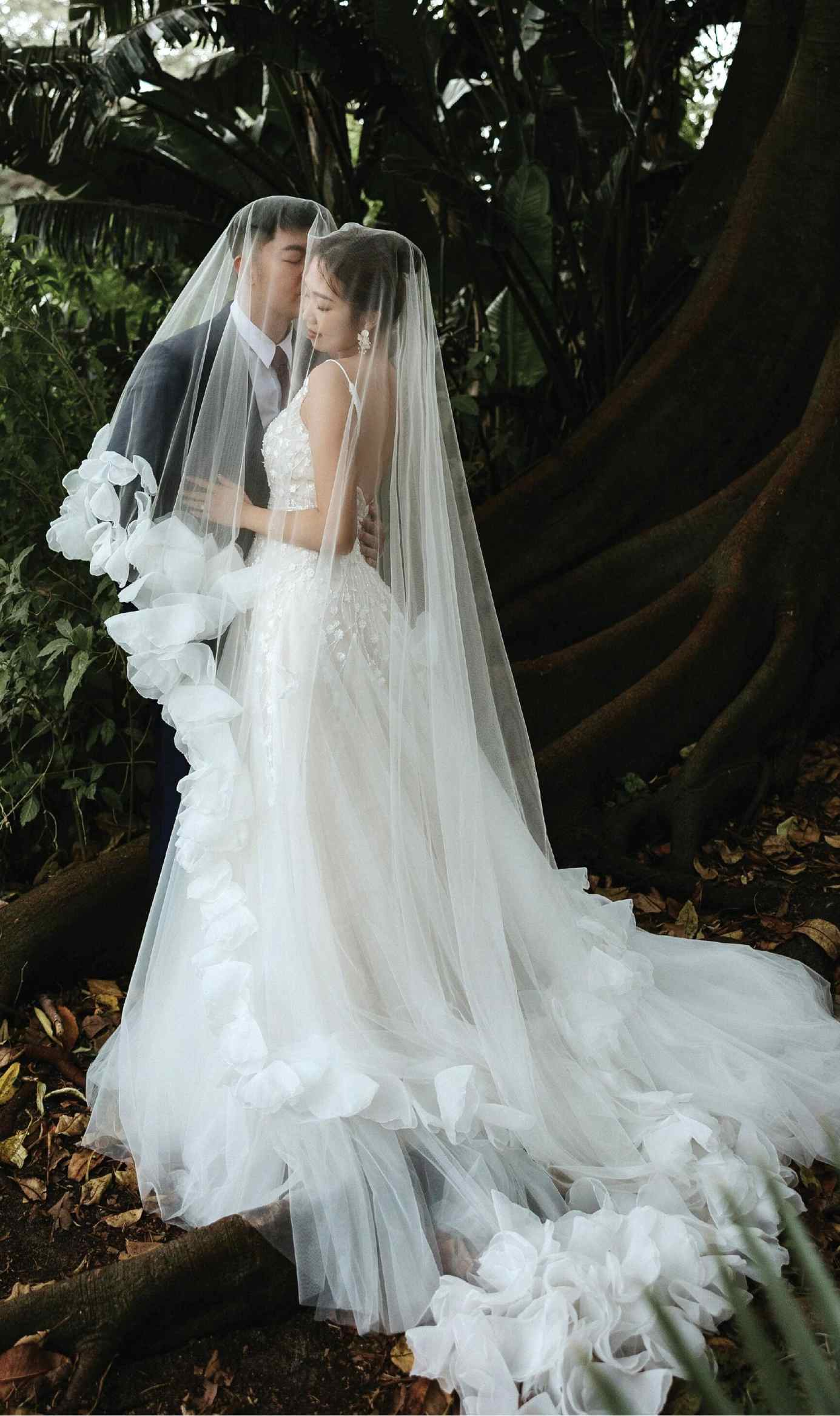 Luxury Bridal Veil Long Cathedral Petal Edge Two Layer Soft Tulle Wedding Veil With Comb Wedding Accessories Customized