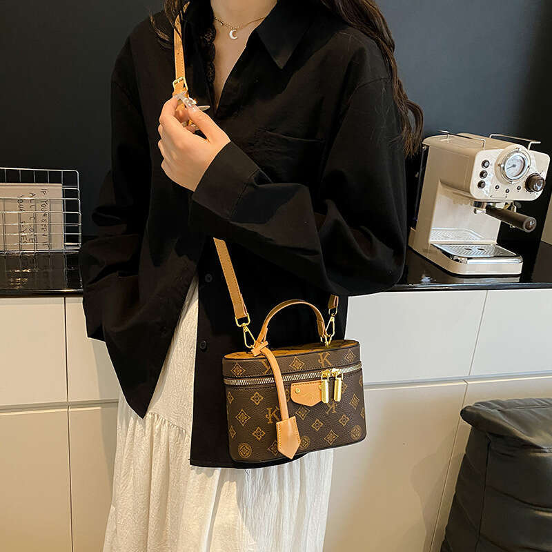 Retro Box Chain Shoulder Bag, Stylish PU Crossbody Purse for Women and Girls, Minimalist Small Square Bag in Brown & Black