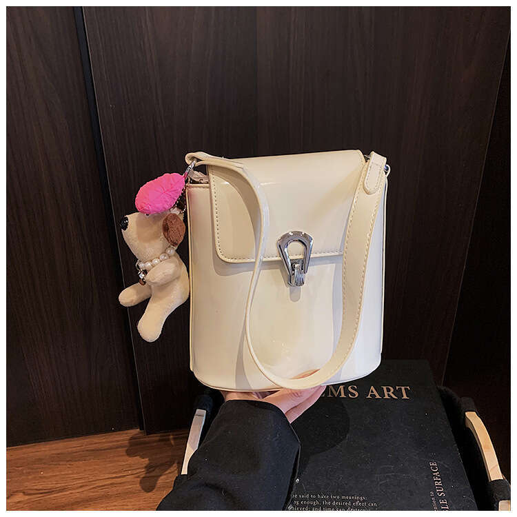 2025 Spring New High-end Bucket with Design Sense, Lock Buckle, Fashionable, Simple, Versatile, Single Shoulder Crossbody Bag