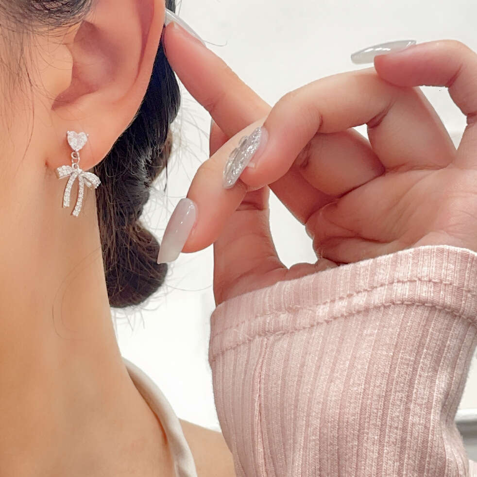 Brilliant Sparkling Heart Bow Niche Design Sense Simple Versatile Elegant High-end Earrings Fashion Item ff4