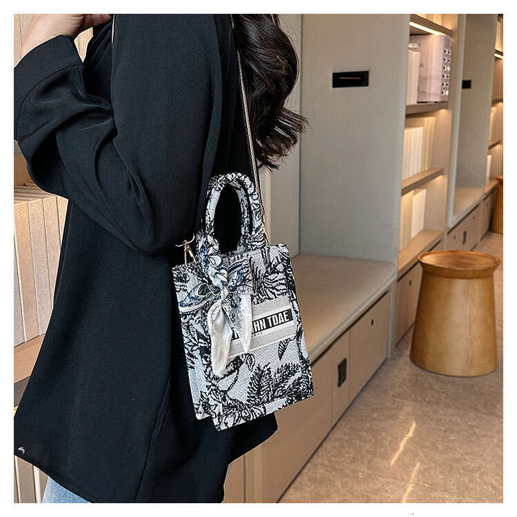 Fashion Monet Oil Painting Handbag for Women 2024 New Summer Phone Textured Niche Crossbody Bag