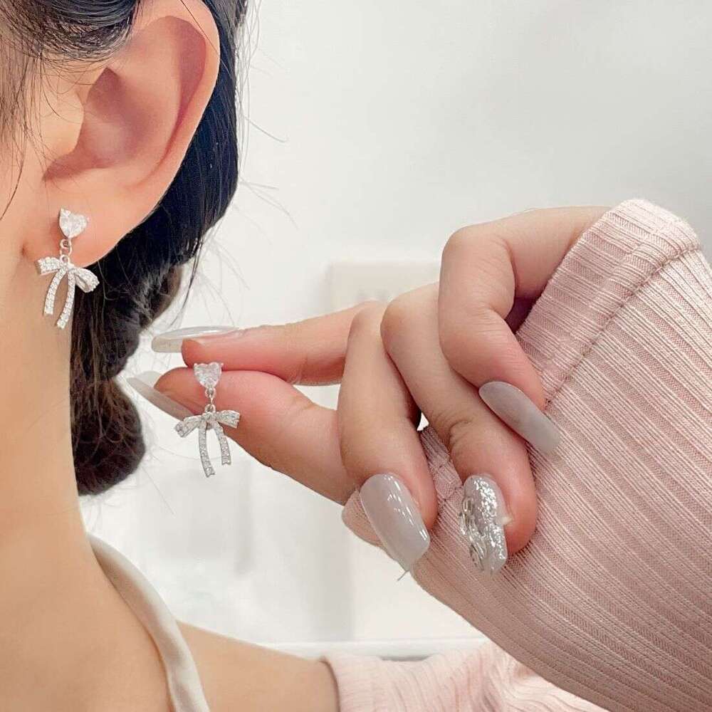 Brilliant Sparkling Heart Bow Niche Design Sense Simple Versatile Elegant High-end Earrings Fashion Item ff4