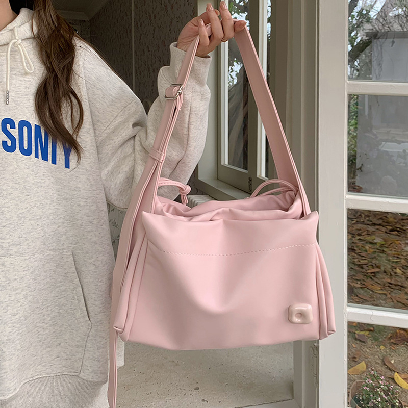 The Designer Luxury Bag Is A Large-capacity Pink Casual Commuting Handbag With A New Texture. It Is A Single-shoulder Crossbody Bag For Women