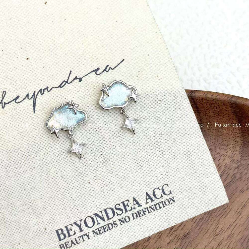 Nine Skies Nebula High-End for Women, Niche Design, Exquisite Cloud Zircon Earrings, Light Versatile Best Friend Earrings 92b
