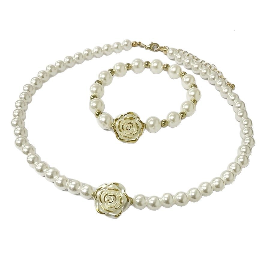 New Retro Designer Necklace Palace Camellia Pearl Necklace Fashion Light Luxury Niche Elegant Socialite Beach Lady Pendant Style Bracelet Set