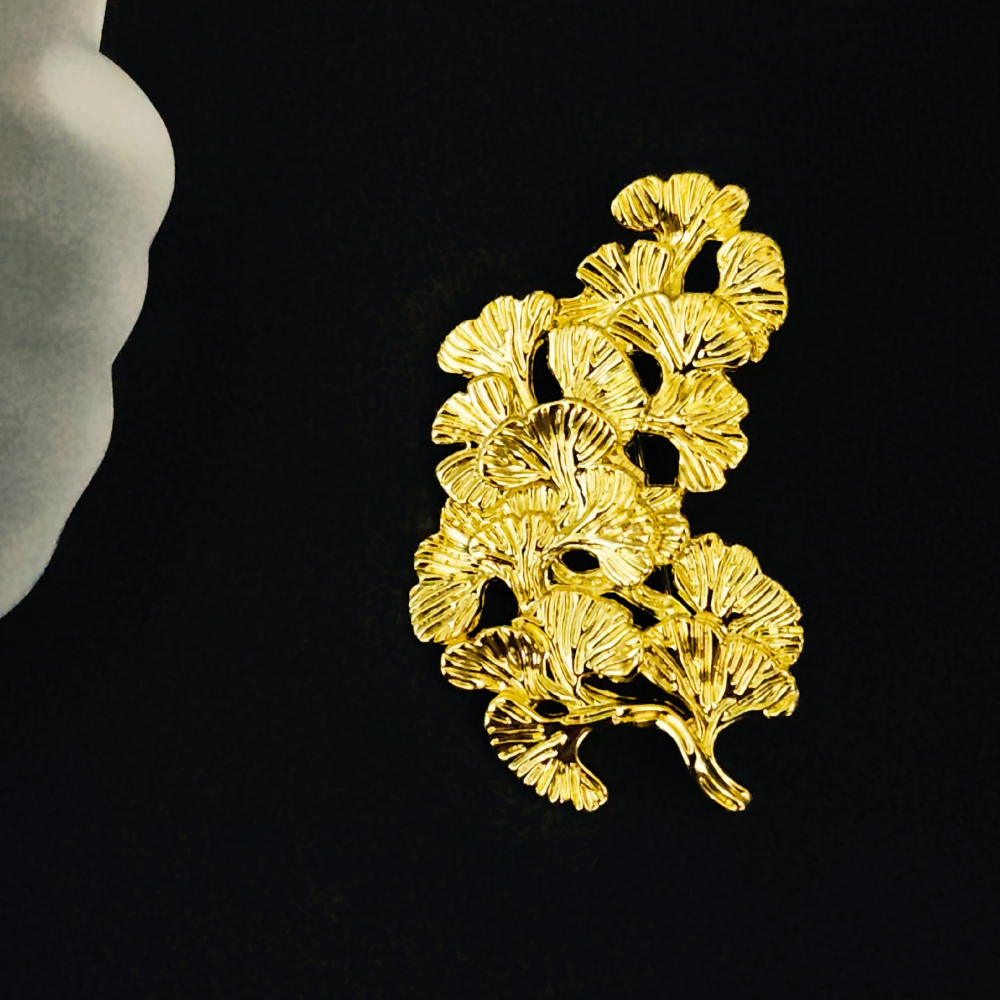 Medieval brand brooch - Couple style for women and men - Metal brooch - Fashion jewelry accessory - Designed with letter pearls and crystals - Back has a steel stamp mark