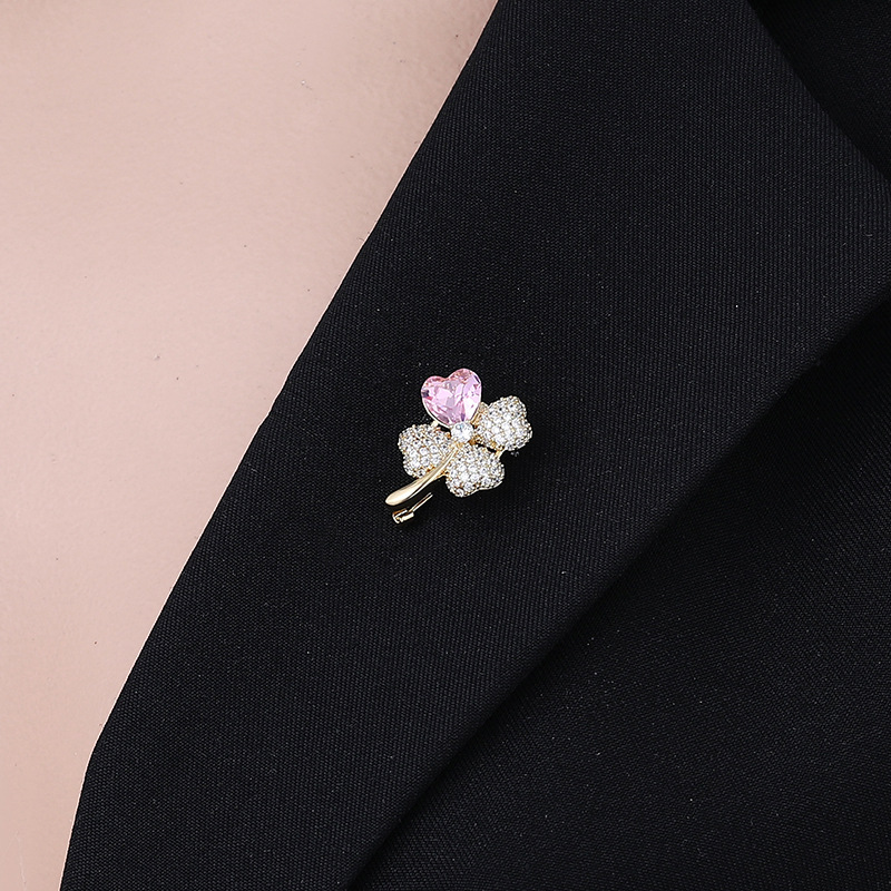 Gold Tone Four - Leaf Clover Brooch With Pink Heart - Shaped Gem And Central Diamond Accent Elegant Daily Jewelry And Gift For Her High Quality And St