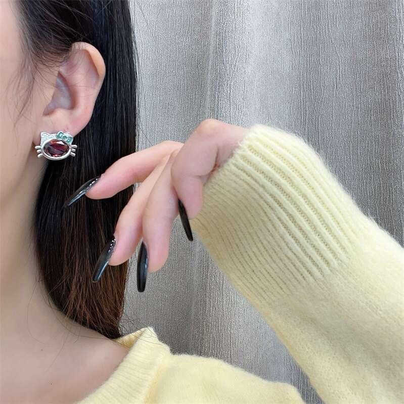 Korean and Japanese Style Versatile Cat Small Fresh Cute Animal Simple Petite 2024 New Autumn Winter Earrings for Women 2d6