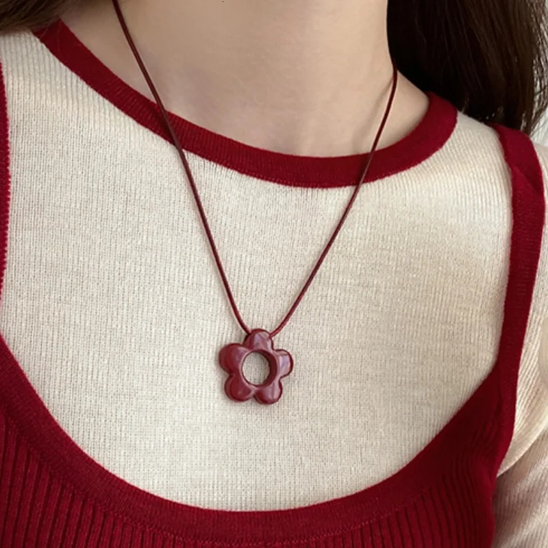 Delicate Flower Charm Necklace Hollow Flower Pendant Necklace with Adjustable Knot Resin Material Perfect for Wedding Dropship 250729