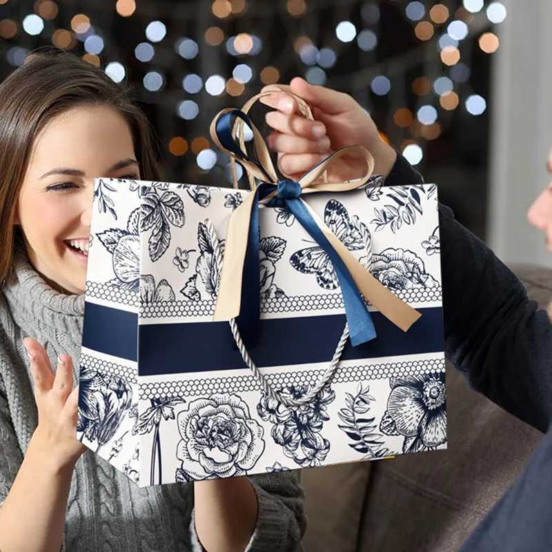New Gift Bags Floral Paper Bags Cross Border Packaging Bags With Ribbon Holiday Gift Giving Gift Bags Clothing Tote Bags Clothin G250729